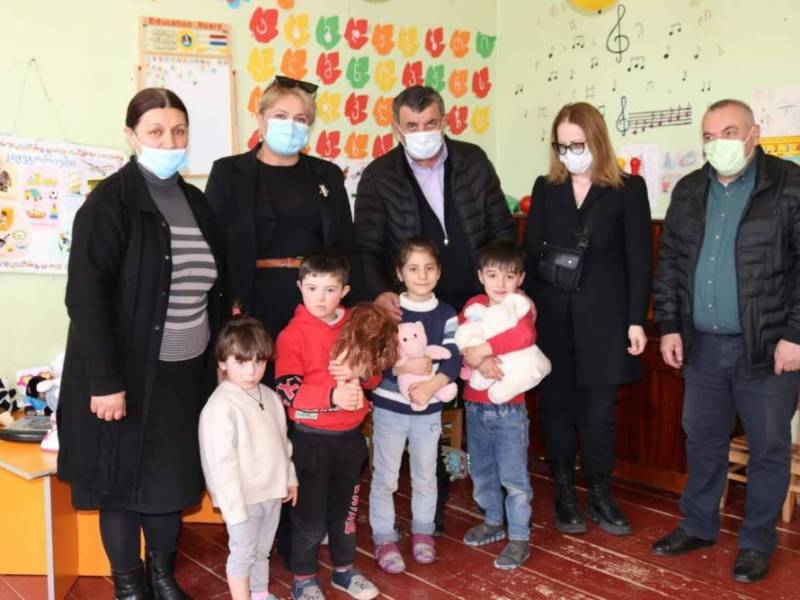 მუნიციპალიტეტის ხელმძღვანელები  ოყურეშის, ზუბის, წიფერჩის და დეხვირის საბავშვო ბაღებს...